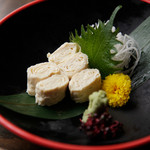 いつらく - 京都老舗豆腐屋「近喜」の『生ゆばのお刺身』濃厚で大豆の甘みがしっかりとした旨みの生ゆば。自家製だし醤油でより味わい深い一品に。
