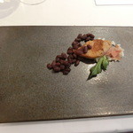 レストランディファランス - フォアグラと小豆、不思議な珍しい取り合わせで、美味しい！フォアグラは表面少しカリッと中はふんわり～、アイスプラントが添えてあって小豆のホンノリした甘さと絶妙なハーモニーです。完成度の高い一皿でしたぁ～