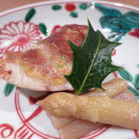 銀座 とよだ - 焼物　富山県産目鯛の玉素焼き　ホワイトアスパラ添え