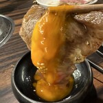 やきにくホルモン 幸心 - 希少部位　和牛ミスジ　1,750円　　卵につけていただきます。