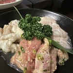 やきにくホルモン 幸心 - ホルモン三銃士　1,562円　鳥せせり、豚ホルモン、牛ホルモンの3種盛り