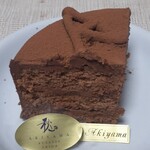 コンディトライ アキヤマ - チョコレートケーキ断面。ココアスポンジでガナッシュをサンドしてあります。