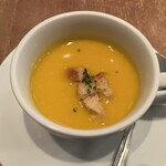 ブラッスリー・ル・リオン - ごくごくオーソドックスなかぼちゃのスープ。美味しかったです。