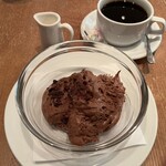 ブラッスリー・ル・リオン - チョコレートムースとコーヒー。コーヒーはたっぷりしていて味も悪くなかったです。