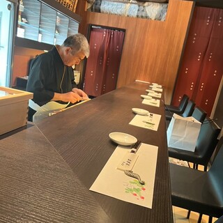 カウンターのみ６席