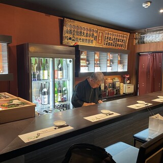 その日飲める日本酒やアルコールが、正面の冷蔵庫から見えます