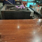 Sumiyaki Wain Sakaba Sante - カウンター席から焼き場