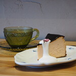 Cafe Jaskołka - 桜バスクチーズケーキ（780円） 大隅柚子と緑茶のブレンドティ（700円） デザートセット50円引き