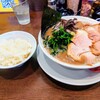 うまいヨゆうちゃんラーメン - ラーメン+半ライス

入店前から漂う豚骨の香り！
しっかり乳化、粘度高めで濃厚、背脂入り。
 豚骨のマスク効果なのか、
色から想像するほど、 塩みは強すぎなく、
ライスの助けがなくても食べ進められる。