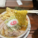 大井町 立食い中華蕎麦 いりこ屋 - 黄色いちぢれ麺の食感も良好