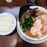 うまいヨゆうちゃんラーメン - ラーメン(全て普通)半ライス
                                肩ロースチャーシュー２枚で、
                                歯ごたえ＆歯切れ良いバランス。
                                スモーキーで優しい味付け。
                                豚骨にマスト、キクラゲタップリ！
                                ほうれん草＋海苔で麺が見えない豪華！ 