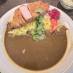 渡邊カリー - スパイスとんかつカレー（中、中辛、パクチーあり）