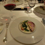 レストランディファランス - 鰤と帆立貝と金柑。ここからソムリエさんのお勧めで赤ワイン。
      