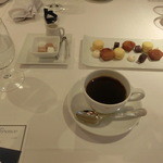レストランディファランス - 珈琲とマカロンなどの小菓子。