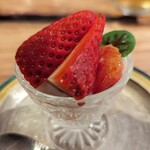 とんかつ 乃ぐち - 苺とミルクジェラート