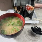 おにぎりぼんご - すじこ+さけ、しそ昆布+明太マヨ、なめこ汁