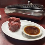 焼肉幸泉 - 赤身肉角切り