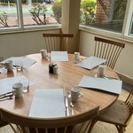 BLUE DUCK TAVERN - ラウンドテーブル。相手が遅刻して1時間近く待たされました。