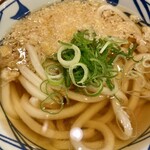 丸亀製麺 - かけ。セルフのネギと揚げ玉をトッピング。