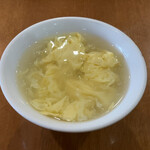 福来源 - 焼き餃子セット「トマト玉子丼」のスープ