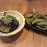 でんまる - お通しのナスの揚げ浸し、枝豆