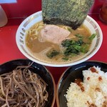 家系ラーメン 佐々喜家 - 最強のおかずラーメンと替玉がわりのキクラゲ