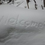貝掛温泉 - 誰が書いたのか雪に「welcome」の文字が。