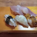 いろは寿司 - 大将の地魚説明＆すし漫談を気に入ってたら最初の写真を取り忘れボッカとイサキは食べてしまいました。笑
