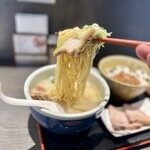 242331993 - 麺リフト。