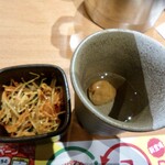 Uotami - カニがくるまで、お通しと梅干し入りの焼酎で凌ぎます