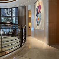 ロオジエ - エントランスにある1人用ソファに座りながらスタッフと本日のメニューについて話をする。