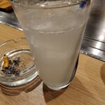 鉄板酒場 ふじやま - レモンサワー。シャリ金みたい。