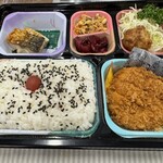 三谷牛肉店 - ロースカツ弁当ご飯大盛り850円税込。おかず色々。