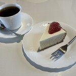 Deux mille - チーズケーキ。甘さ控えめで口の中で微かに感じる酸味が最高