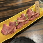 Yakiniku Horumon Koushin - 絶品生タン