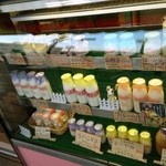 山村みるくがっこう - ショーケースに並んだ牛乳他商品