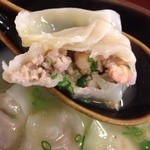 上海わんたん・食彩厨房 - 201402　食彩厨房　★ミックスわんたん（735円）★海老（断面）