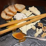 ロイヤルスコッツ - チーズとドライフルーツの盛り合わせ