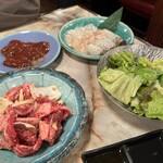 Yakiniku Sammi Tei - メチャクチャカルビ 2人前、三味亭サラダ、和牛レバー、海鮮盛り ※一部食べかけ
                        2024年4月11日