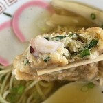 Nadaichuukasobayama Kin - たい焼きラーメン餡じゃない¥950内　つるつる麺にあっさりさっぱりスープ。最後のひと口まで飲み干せる。肝心のたい焼きはスープで溶けることもなく食感も固い。