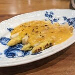 La Stalla - ホワイトアスパラは、無理に白でなくても良い緑があるでしょ？と思うことが多いのですが、流石にこいつはたまらん美味しさです。