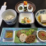 大願寺 - 胡麻豆腐　炒め煮　白あえ　菊花・紅花・ヤブカンゾウの花の酢の物・大豆肉・根菜　金針菜・クコの実