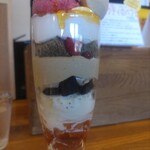 クリクリ - 苺とミルクティのパフェ¥1150(〜2024.4.15)