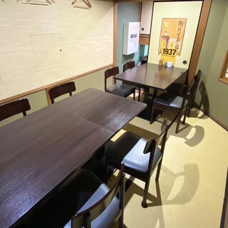 半個室のBOX席。畳のお座敷の上にテーブルと椅子でご用意。足元も楽々♪
