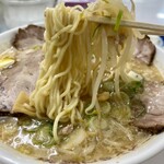 242351805 - 麺リフト。