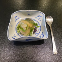 鉄板焼 宇佐見 - 豊浜産の赤西貝と海松(ミル)貝の生姜ジュレ掛け、ウド、きぬさや、芽キャベツ、白梅酢