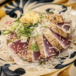 Shimagohan Attakaya - サラダ替わりに鮪のたたき。キハダかしら・・・。香味野菜でサッパリいただきます。
