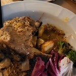 SEAFOOD HOUSE PIER54 - ボリュームがかなりありました。大きなスペアリブが３枚も重なって島のようになって出てきた時は、あまりの量に頼んだものを間違えたのかと思いました。