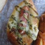 SUMOMO BAKERY - ウインナーパン バジル 130円(税別)　(2024.1)