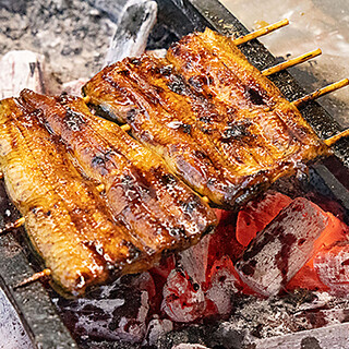 創業以来続く秘伝のタレと熟練技で焼き上げるこだわりの《鰻》